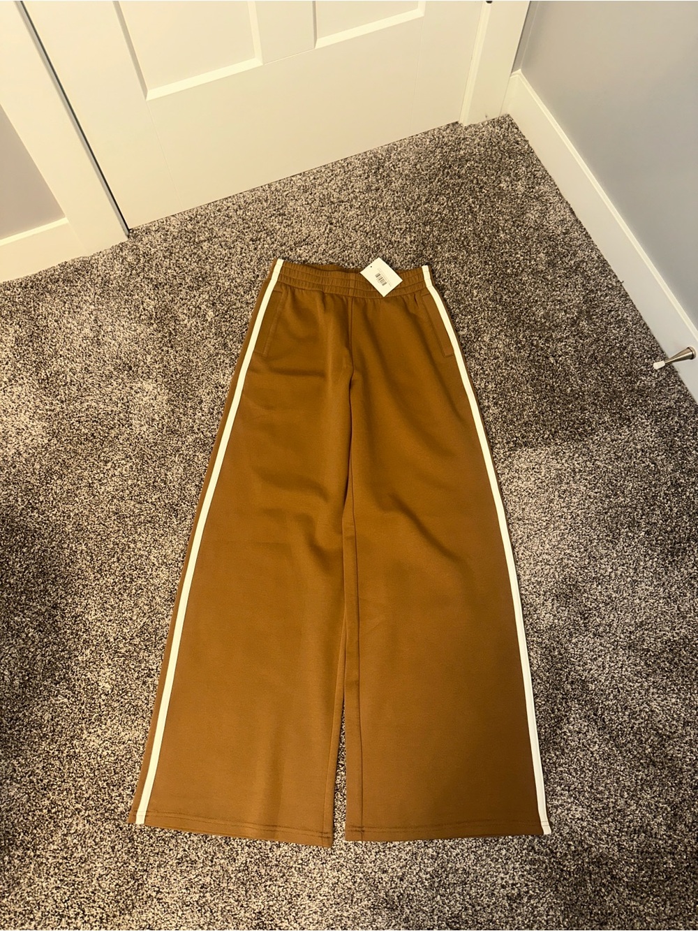 NWT Perfect White Tee Wide Leg Track Pants with Side Stripe - Mocha & White XS